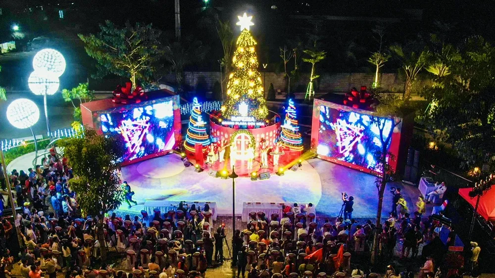 Mùa lễ hội Noel hoành tráng trên đại lộ thương mại tại Long An