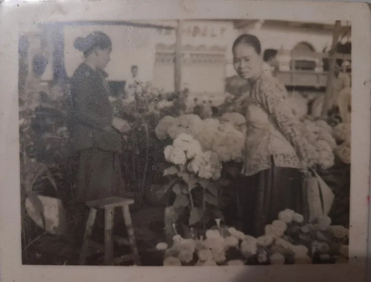 Má đi chợ bông tết Mậu Thân 1968 - Bến Ninh Kiều. Ảnh tác giả cung cấp