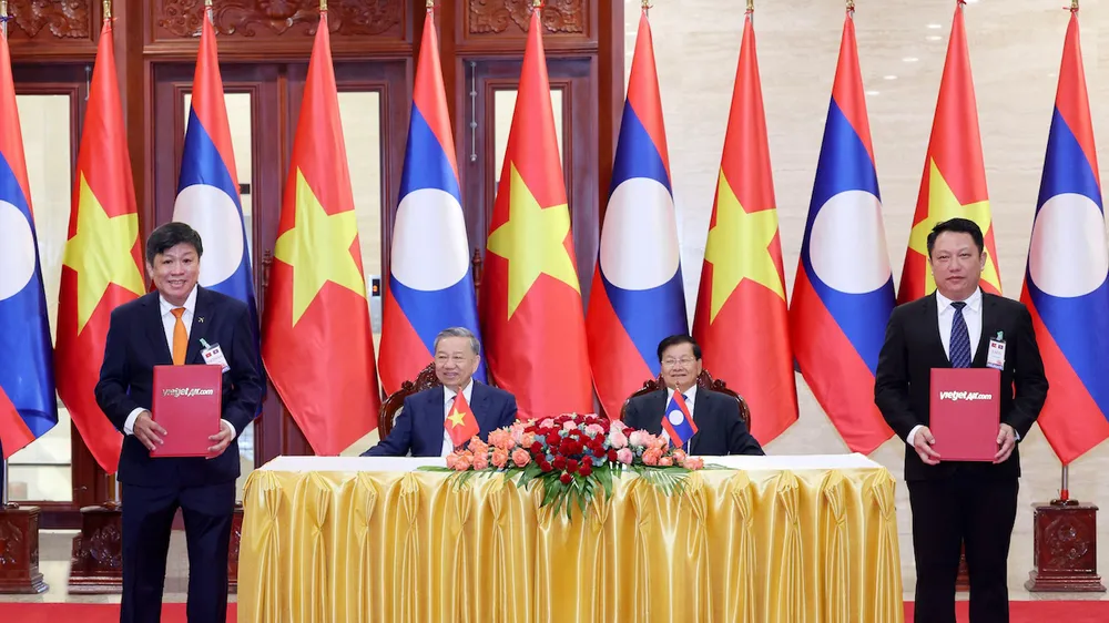 Vietjet trao thỏa thuận tăng cường kết nối vận tải hàng không Việt Nam – Lào