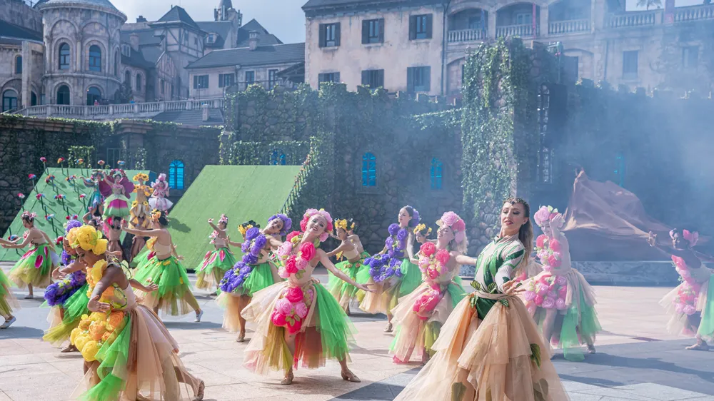 Hàng chục nghìn du khách đến Bà Nà Hills mỗi ngày chỉ để thưởng thức show diễn này