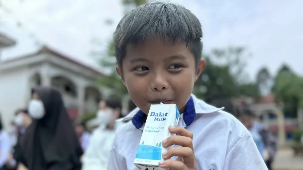 Trao tặng hàng trăm ngàn ly sữa tươi Dalatmilk cho học sinh các tỉnh phía Nam trước thềm năm học mới