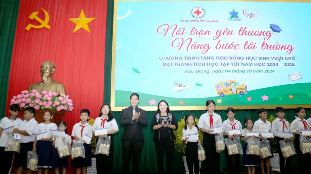 Tân Hiệp Phát trao tặng 200 suất học bổng cho các em học sinh vượt khó đến trường tại Hậu Giang