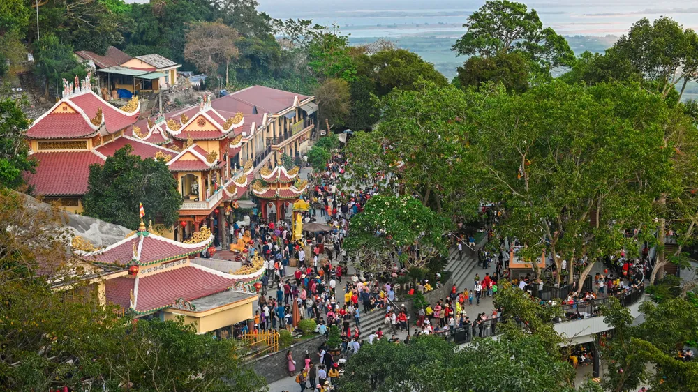 Du khách tìm về núi Bà Đen để tỏ lòng tôn kính Quán Thế Âm Bồ Tát trong tháng 9 Âm lịch