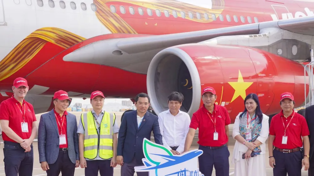 Vietjet tiên phong khai thác chuyến bay đầu tiên sử dụng nhiên liệu hàng không bền vững SAF do Petrolimex Aviation cung cấp, giảm thải 80% carbon