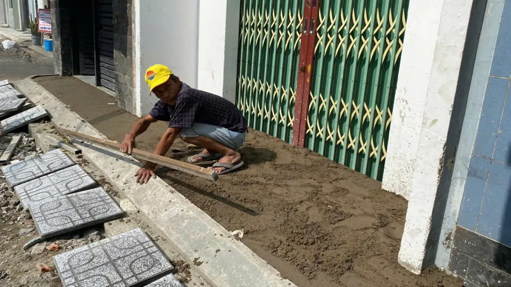 Nâng vỉa hè, thụt nhà dân