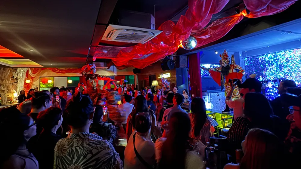 Hát bội vào... bar