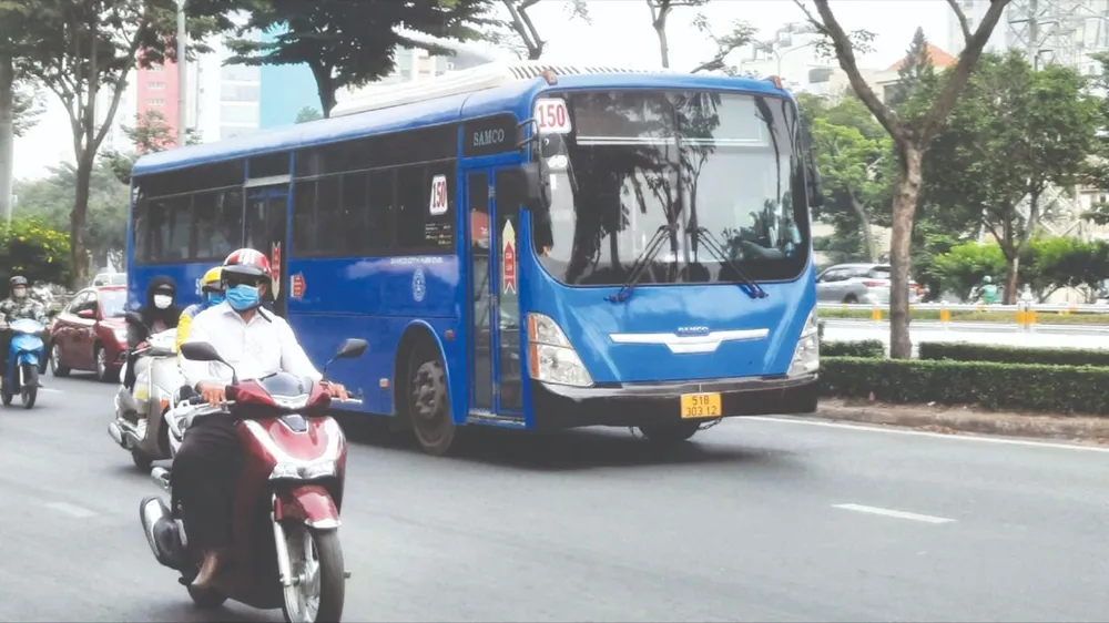 Xe buýt “chạy” theo tết