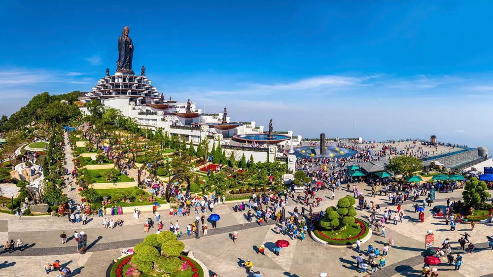 Núi Bà Đen chính thức khai mạc Hội xuân, hàng trăm người tìm đến núi thiêng