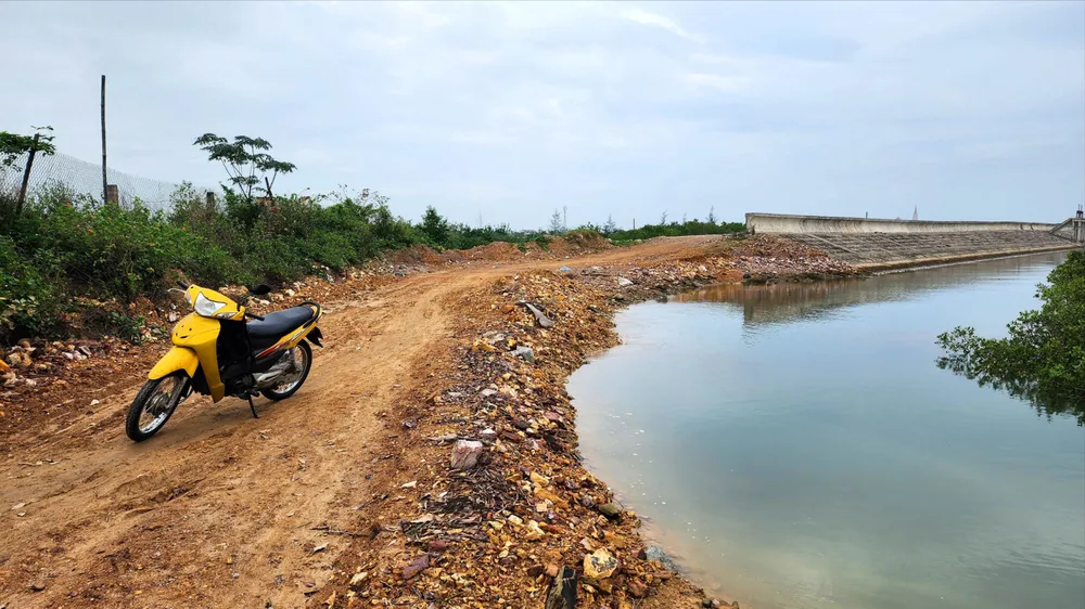 Vướng mặt bằng, dự án đê Tả Nghèn dang dở