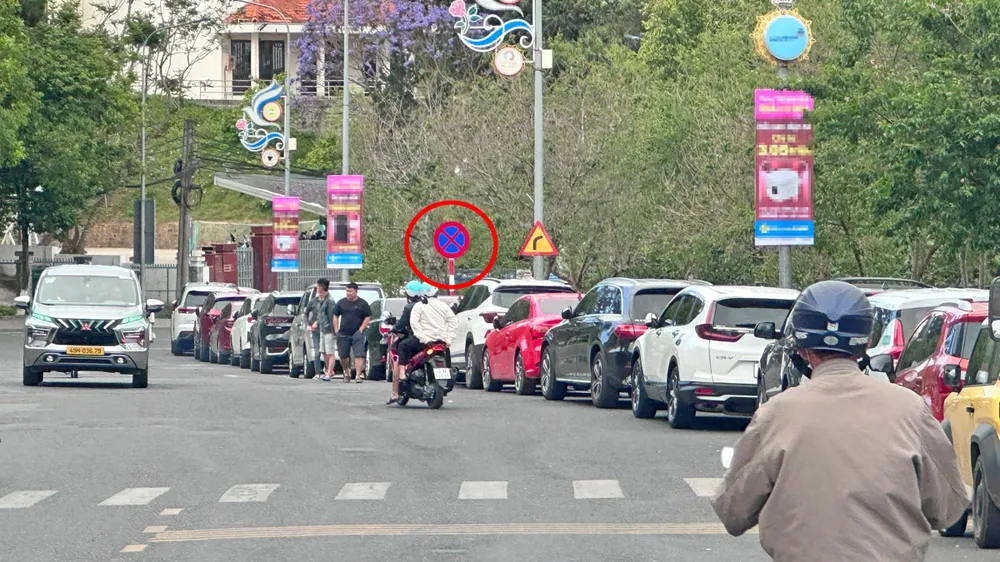Dừng, đậu xe ngay bảng cấm, nút giao