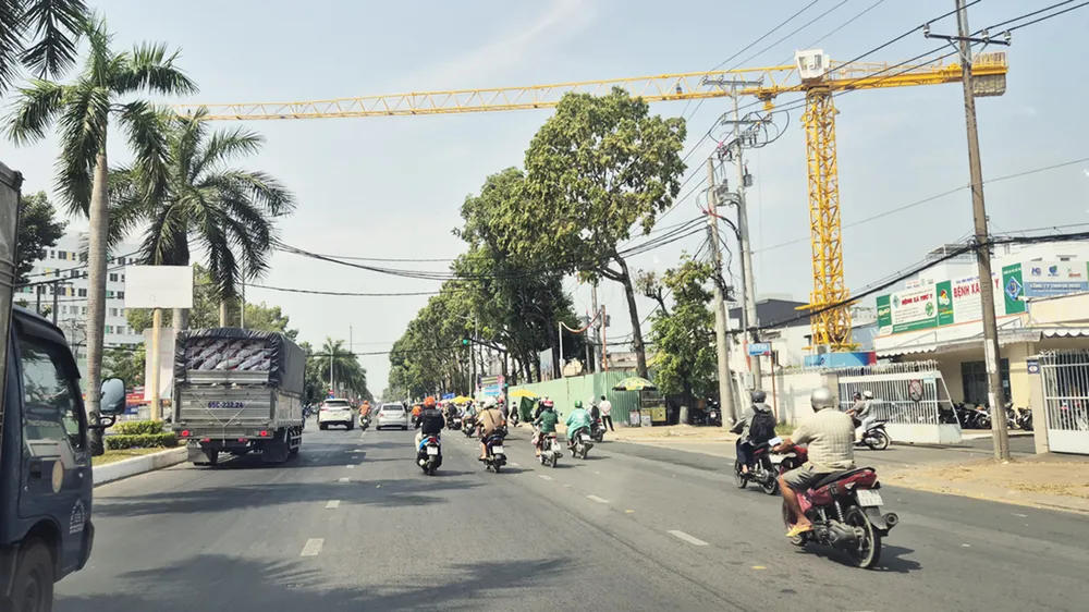 Cần cẩu treo lơ lửng trên đầu người đi đường