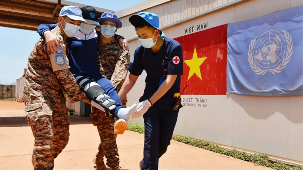 “Mũ nồi xanh" viết tiếp câu chuyện hòa bình - Bài 2: Đi vào vùng… chiến sự