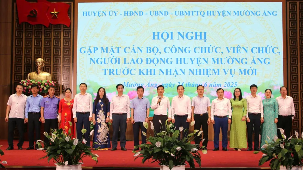 Mường Ảng gặp mặt cán bộ trước khi sắp xếp tổ chức bộ máy chính quyền 2 cấp