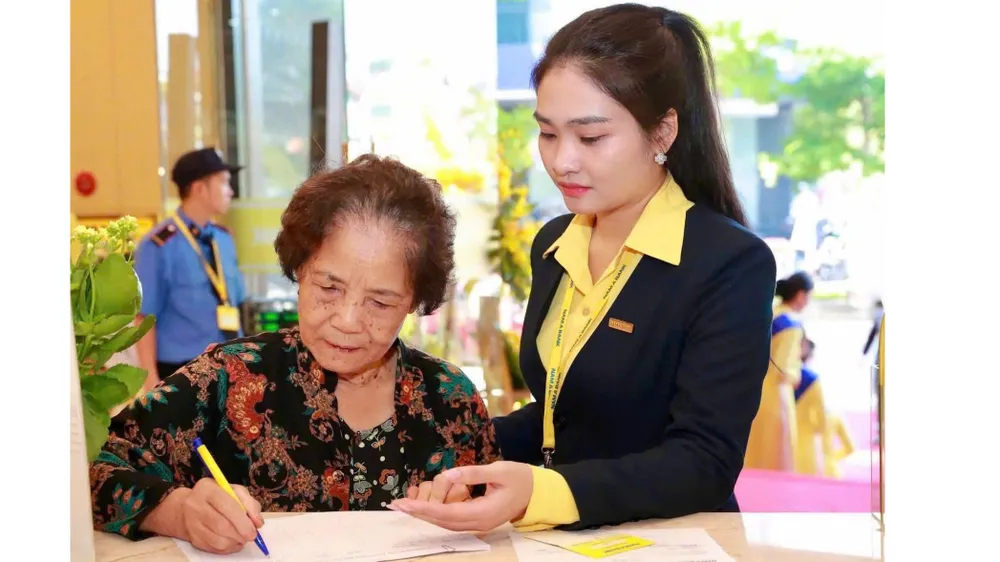 Ngân hàng “gồng” lãi suất, hỗ trợ tăng trưởng