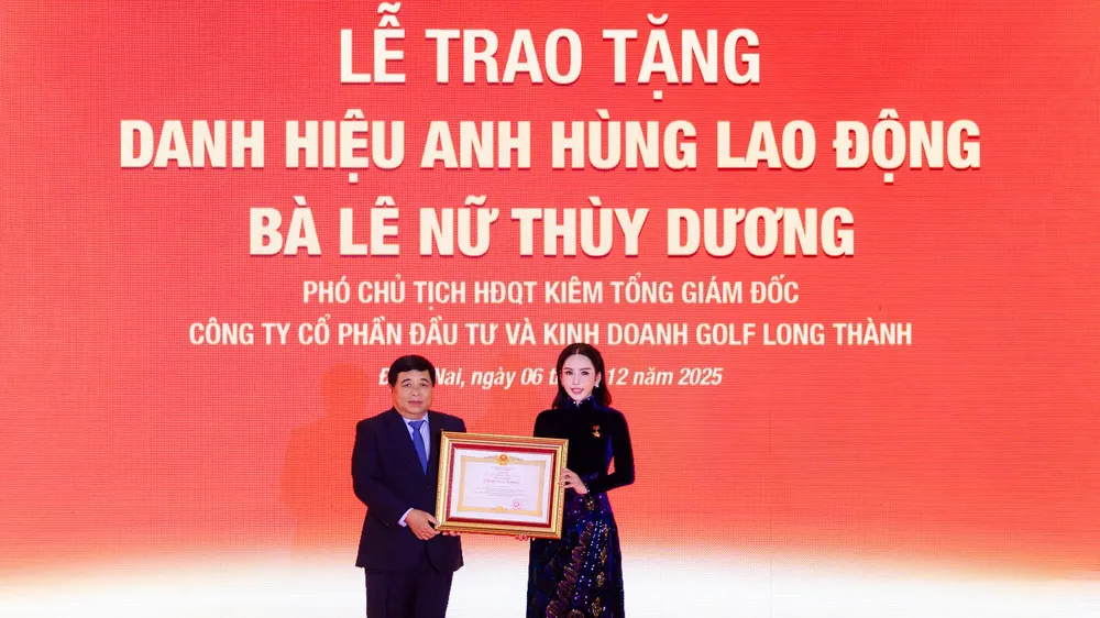 Bà Lê Nữ Thùy Dương được phong tặng danh hiệu Anh hùng Lao động