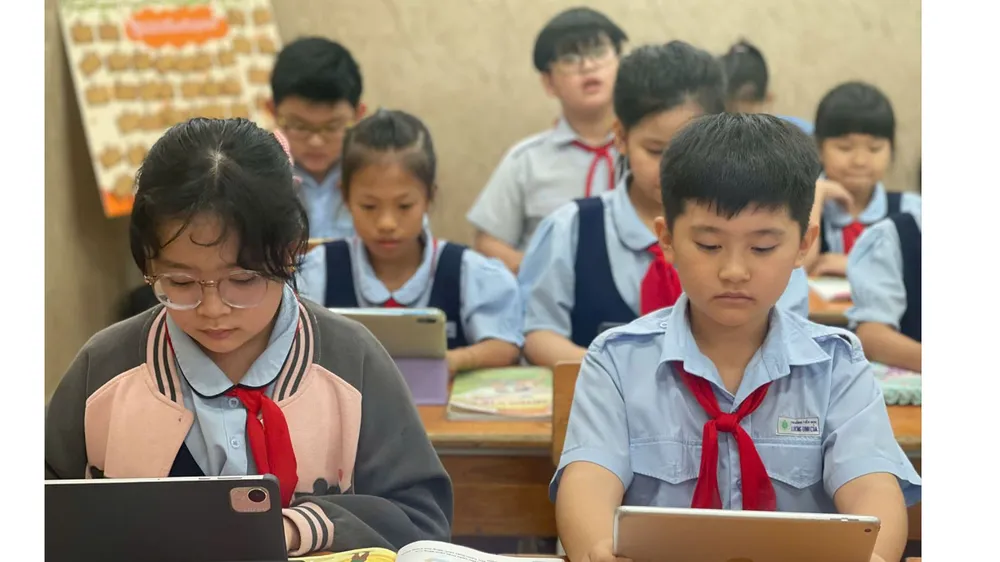 Sách giáo khoa điện tử: Cặp sách nhẹ bớt, nhưng còn nhiều băn khoăn