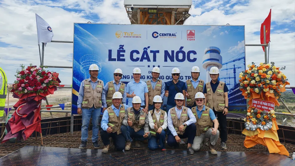 Chính thức cất nóc Đài Kiểm soát không lưu, Cảng hàng không Quảng Trị tăng tốc tiến độ
