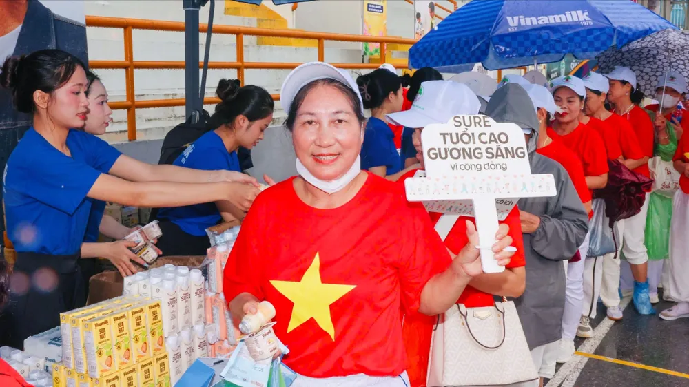 Vinamilk Sure đồng hành chăm sóc sức khỏe người cao tuổi