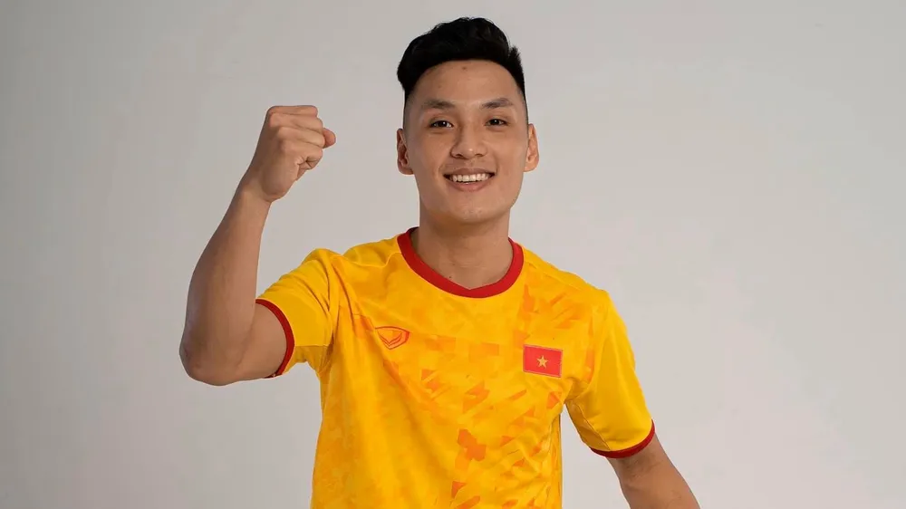 Thủ môn Hồ Văn Ý được người hâm mộ phong làm "người hùng" của futsal Việt Nam với liên tục các tình huống cứu thua trước Lebanon