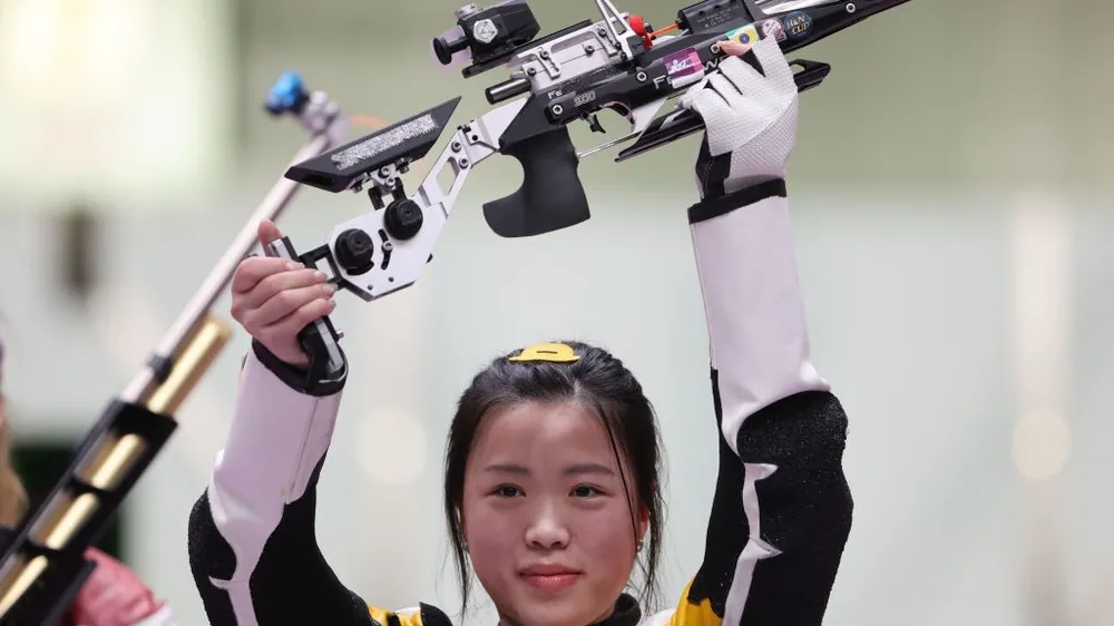 Xạ thủ Yang Qian đã trở thành VĐV đầu tiên đoạt HCV tại Olympic Tokyo 2020. Ảnh: AFP