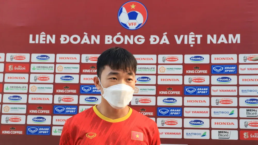 Xuân Trường trả lời phỏng vấn trước buổi tập vào ngày 3-11. Ảnh: TRÍ CÔNG
