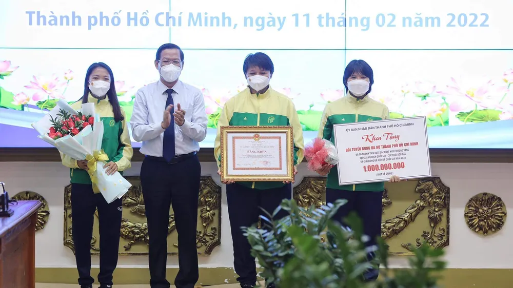 Chủ tịch UBND TPHCM Phan Văn Mãi tặng Bằng khen cho tập thể CLB nữ TPHCM. Ảnh: DŨNG PHƯƠNG
