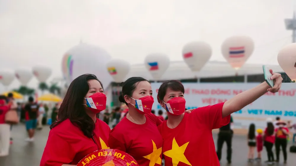 Đông đảo người hâm mộ có mặt trước SVĐ quốc gia Mỹ Đình. ẢNH: DŨNG PHƯƠNG
