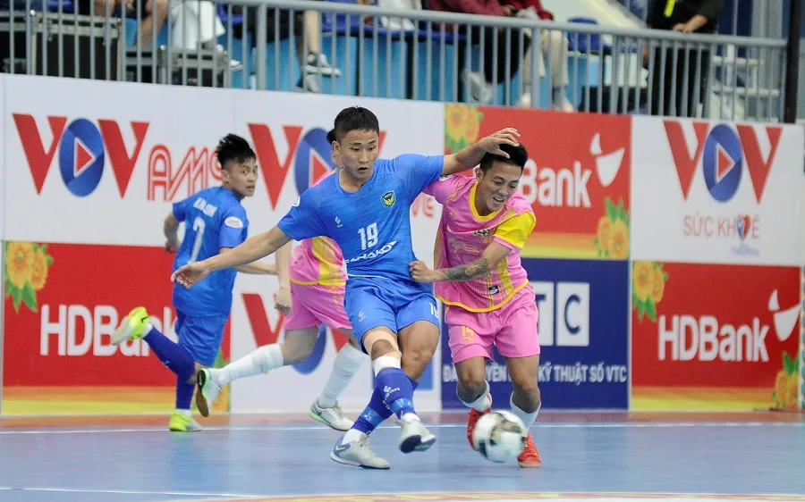 Sahako FC (áo xanh) đầy chật vật để giữ lại 3 điểm ở ngày ra quân. ẢNH: ANH TRẦN