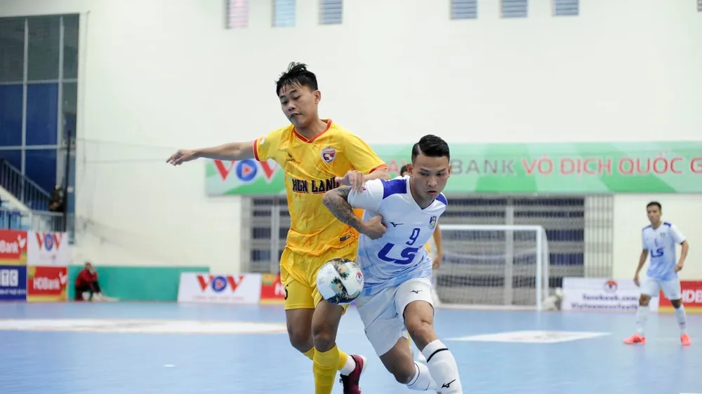 Thái Huy (áo trắng) cùng đồng đội ở Thái Sơn Nam giành chiến thắng vòng 7. ẢNH: ANH TRẦN