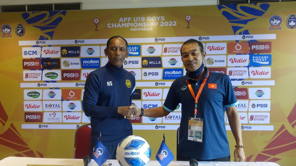 HLV Đinh Thế Nam (phải) và HLV Sazali Waras (U19 Malaysia) ở buổi họp báo trước trận bán kết