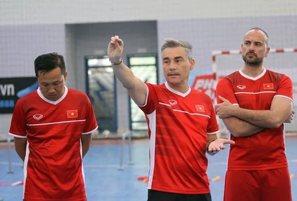HLV Miguel Rodrigo có hơn 2 năm làm việc ở Việt Nam. ẢNH: DŨNG PHƯƠNG