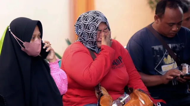 Người thân của nạn nhân đau đớn sau vụ thảm họa bóng đá Indonesia. ẢNH: AP