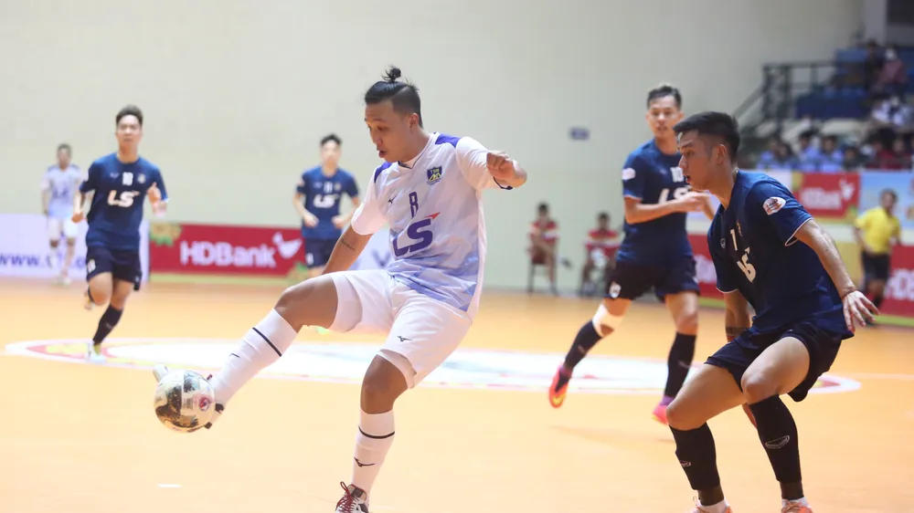 Minh Trí là cầu thủ mở điểm cũng là người nhận thẻ đỏ duy nhất bên phía Thái Sơn Nam. ẢNH: ANH TRẦN