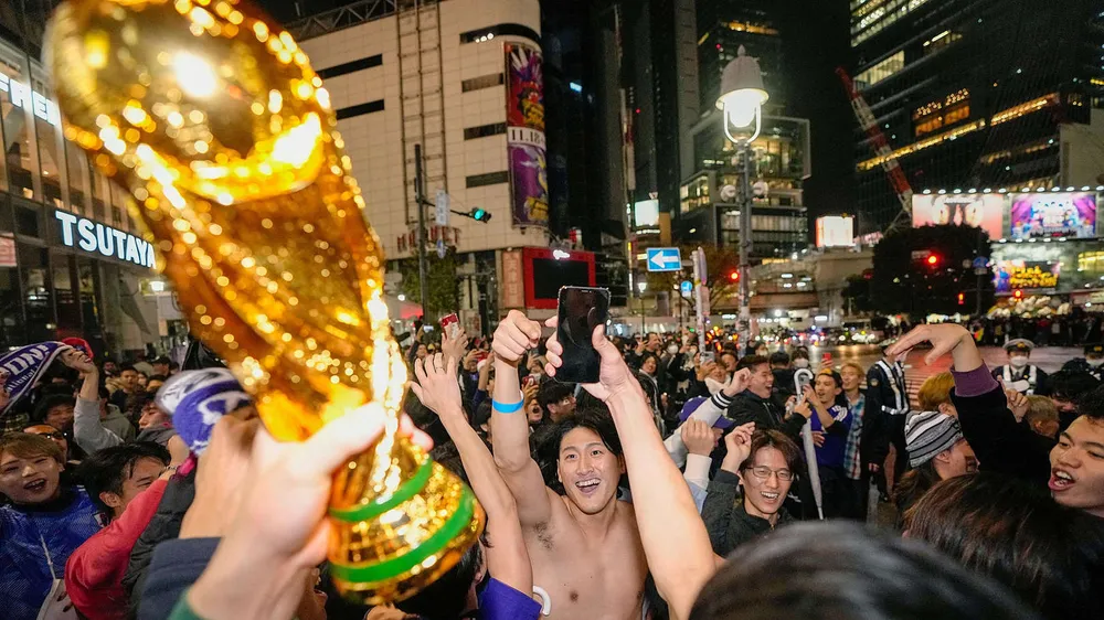 CĐV Nhật Bản đổ ra trung tâm thủ đô Tokyo để ăn mừng chiến thắng của đội nhà