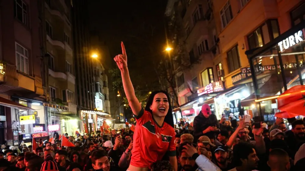 Niềm vui của CĐV Morocco khi đội nhà giành quyền vào bán kết World Cup 2022. ẢNH: GETTY