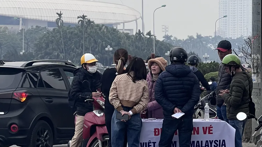Người hâm mộ đến hỏi giá vé trận Việt Nam - Malaysia. ẢNH: HỮU THÀNH 