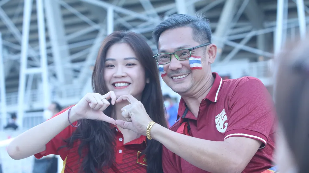 Các CĐV giữa Việt Nam và Thái Lan giao lưu, chụp ảnh lưu kỷ niệm cùng nhau 