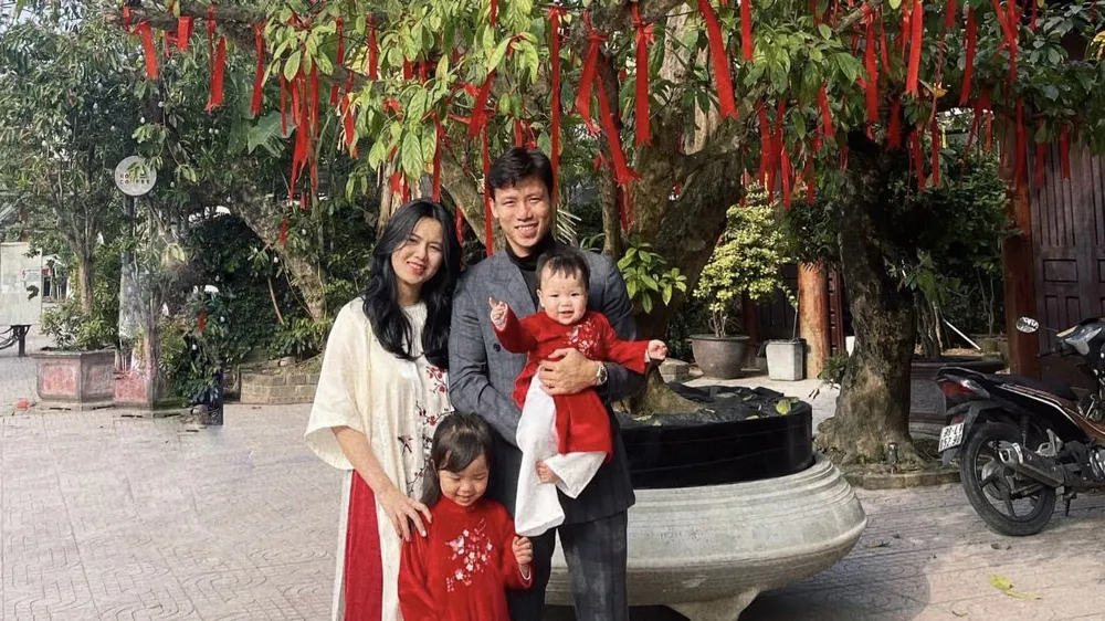 Quế Ngọc Hải cùng gia đình nhỏ xuống phố du Xuân, hái lộc đầu năm