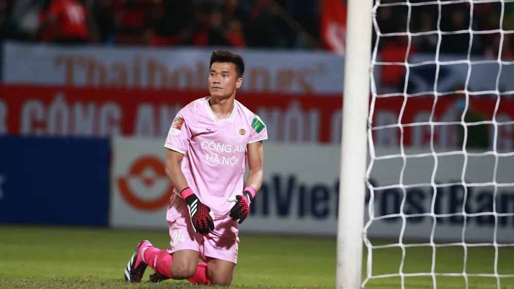 Thủ môn Bùi Tiến Dũng đã nhận 4 bàn thua sau 2 trận derby Thủ đô
