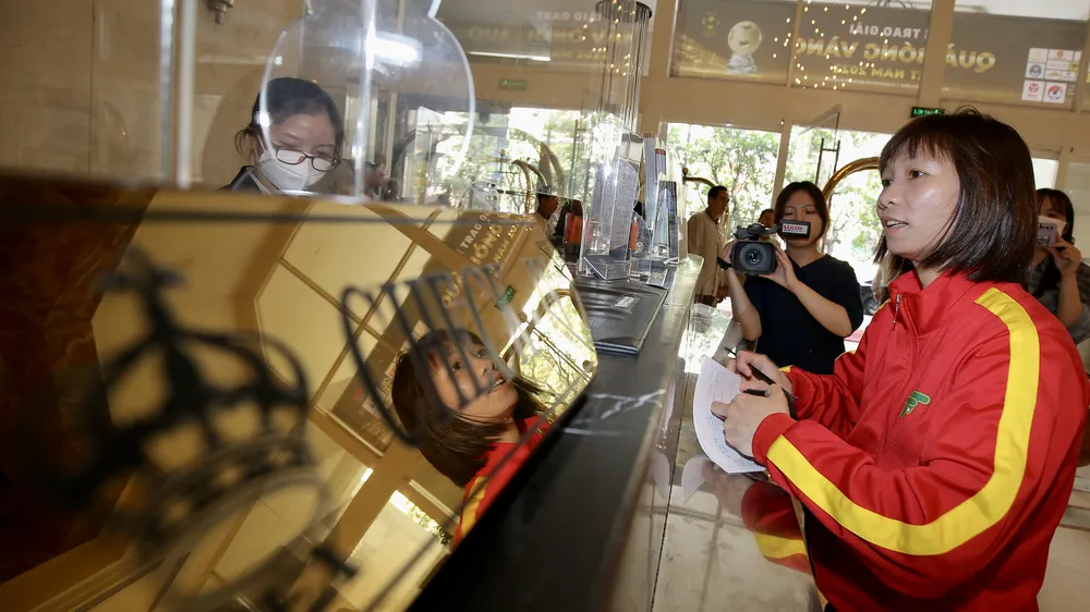 Thuỳ Trang háo hức cho lần đầu tham dự Gala trao thưởng Quả bóng vàng Việt Nam. ẢNH: DŨNG PHƯƠNG 