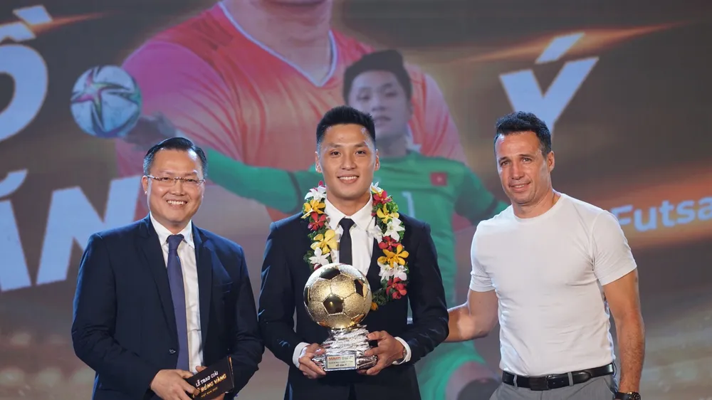 Hồ Văn Ý nhận QBV futsal lần thứ 2 từ HLV trưởng đội tuyển futsal Việt Nam Diego Giustozzi và nhà báo Huỳnh Sang