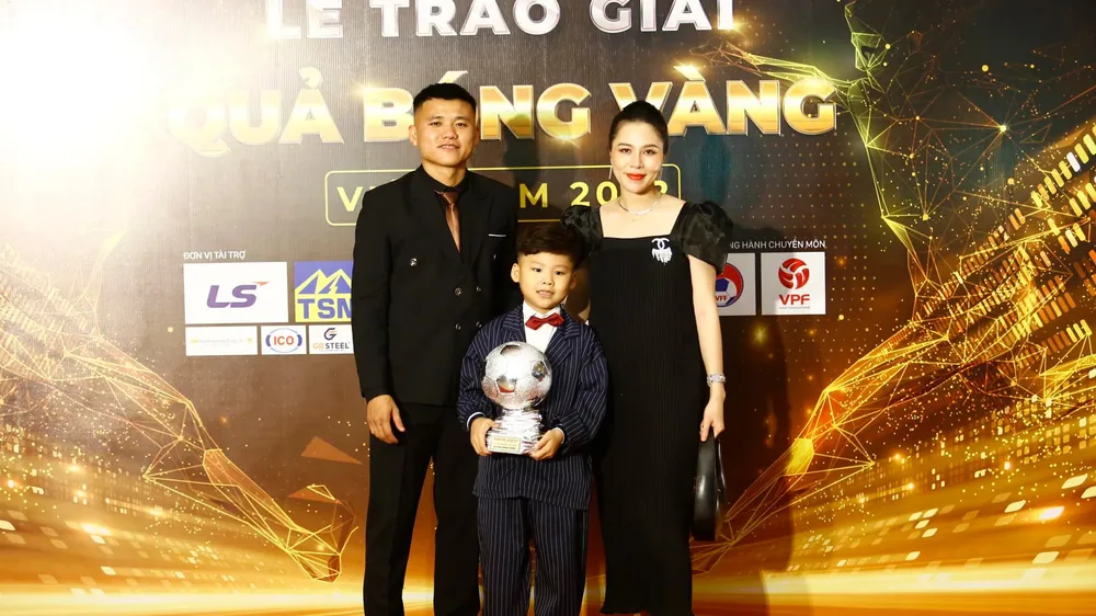 Khổng Đình Hùng và gia đình trong đêm gala trao thưởng Quả bóng vàng Việt Nam 2022. ẢNH: QUỐC KHANH