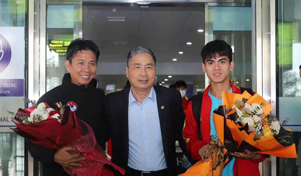 Tổng Thư ký VFF Dương Nghiệp Khôi có mặt ở sân bay Nội Bài đón U20 Việt Nam về nước. 