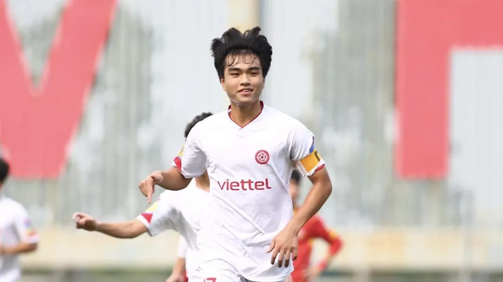 Thủ quân Nguyễn Công Phương của U17 Viettel được bầu chọn cho danh hiệu Cầu thủ xuất sắc nhất Giải U17 quốc gia 2023. Ảnh: KIỀU OANH