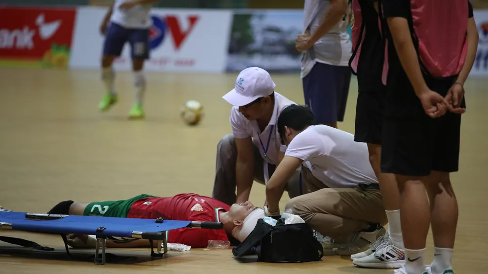 Thủ môn Vương Nguyễn Thuận được sơ cứu trước khi đưa đến bệnh viện Đa khoa Đà Nẵng
