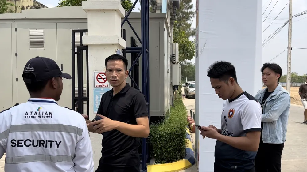 Các CĐV thể hiện sự thất vọng khi không thể tìm kiếm được vé ở sân thi đấu Prince. ẢNH: TÂM HÀ. 
