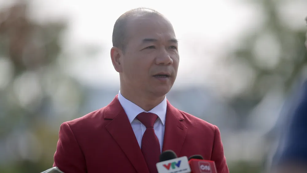 Ông Hoàng Quốc Vinh, Phó Trưởng đoàn thể thao Việt Nam ở SEA Games 32, chia sẻ với truyền thông tại lễ thượng cờ sáng 3-5. ẢNH: DŨNG PHƯƠNG 