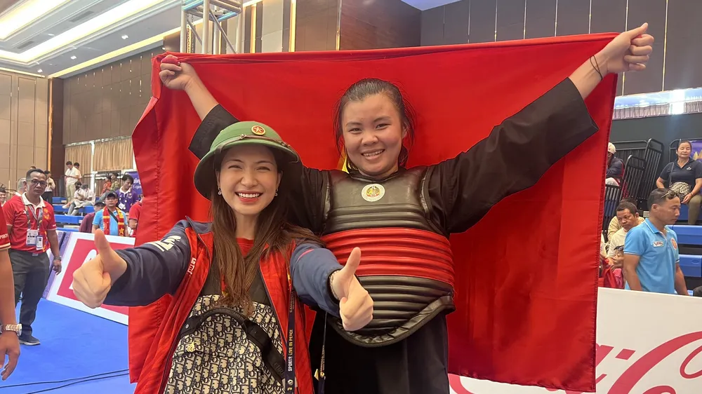 Hòa Minzy chúc mừng chiến thắng của Quàng Thị Thu Nghĩa. ẢNH: HỮU THÀNH
