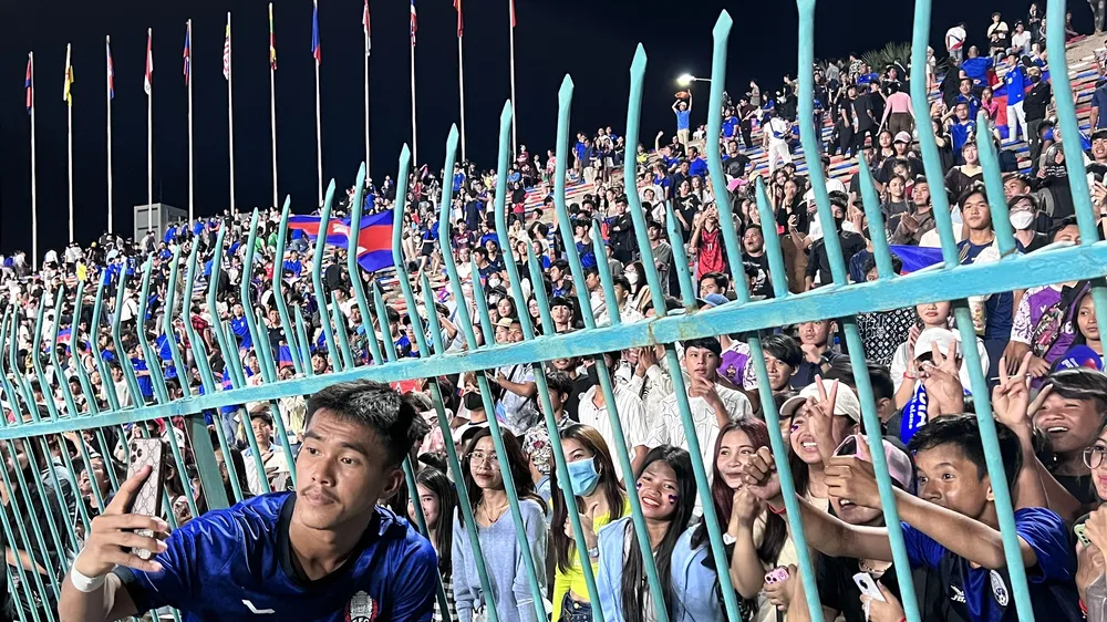 Các cầu thủ U22 Campuchia chụp ảnh khán giả sau trận đấu cuối cùng ở SEA Games 32. ẢNH: TÂM HÀ
