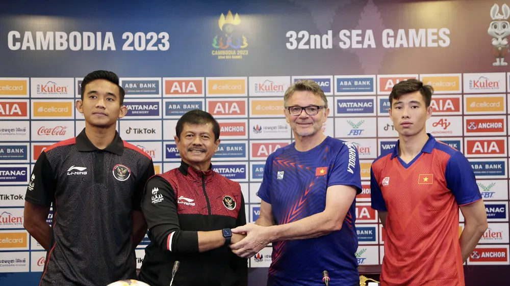 HLV Philippe Troussier cùng thủ môn Quan Văn Chuẩn thể hiện sự quyết tâm trước trận bán kết SEA Games 32. ẢNH: DŨNG PHƯƠNG 